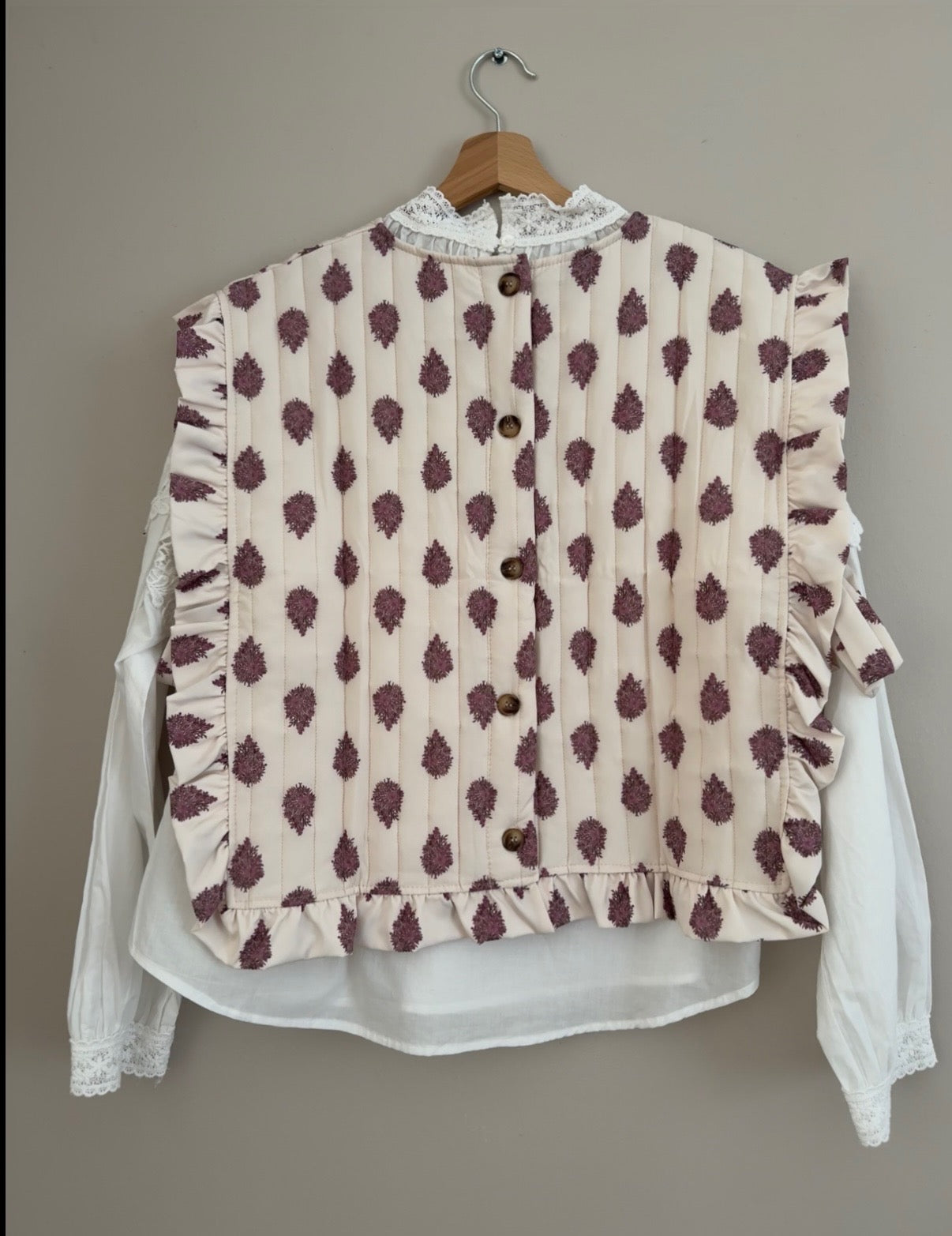 Plastron matelassé crème avec motifs violets et boutons dans le dos
