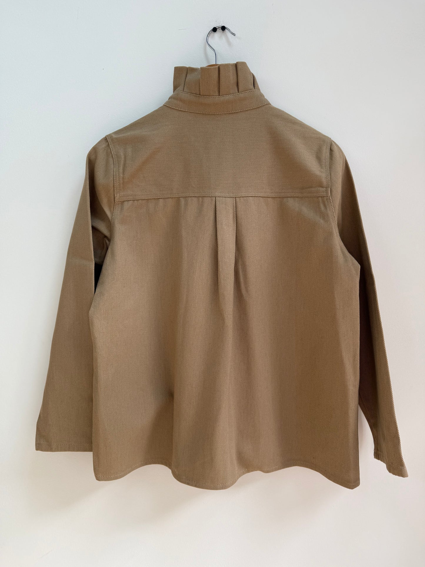 Sur chemise avec grand col beige