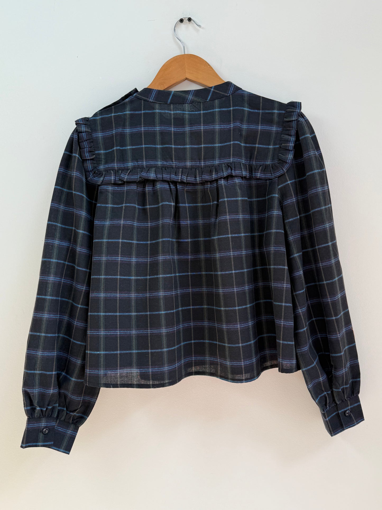 Blouse à carreaux et volants