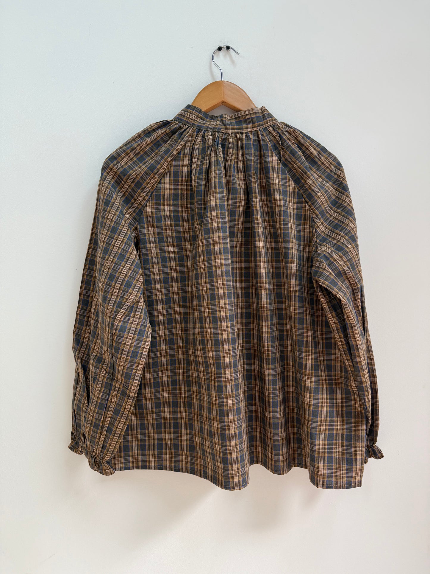 Blouse à carreaux col lavallière