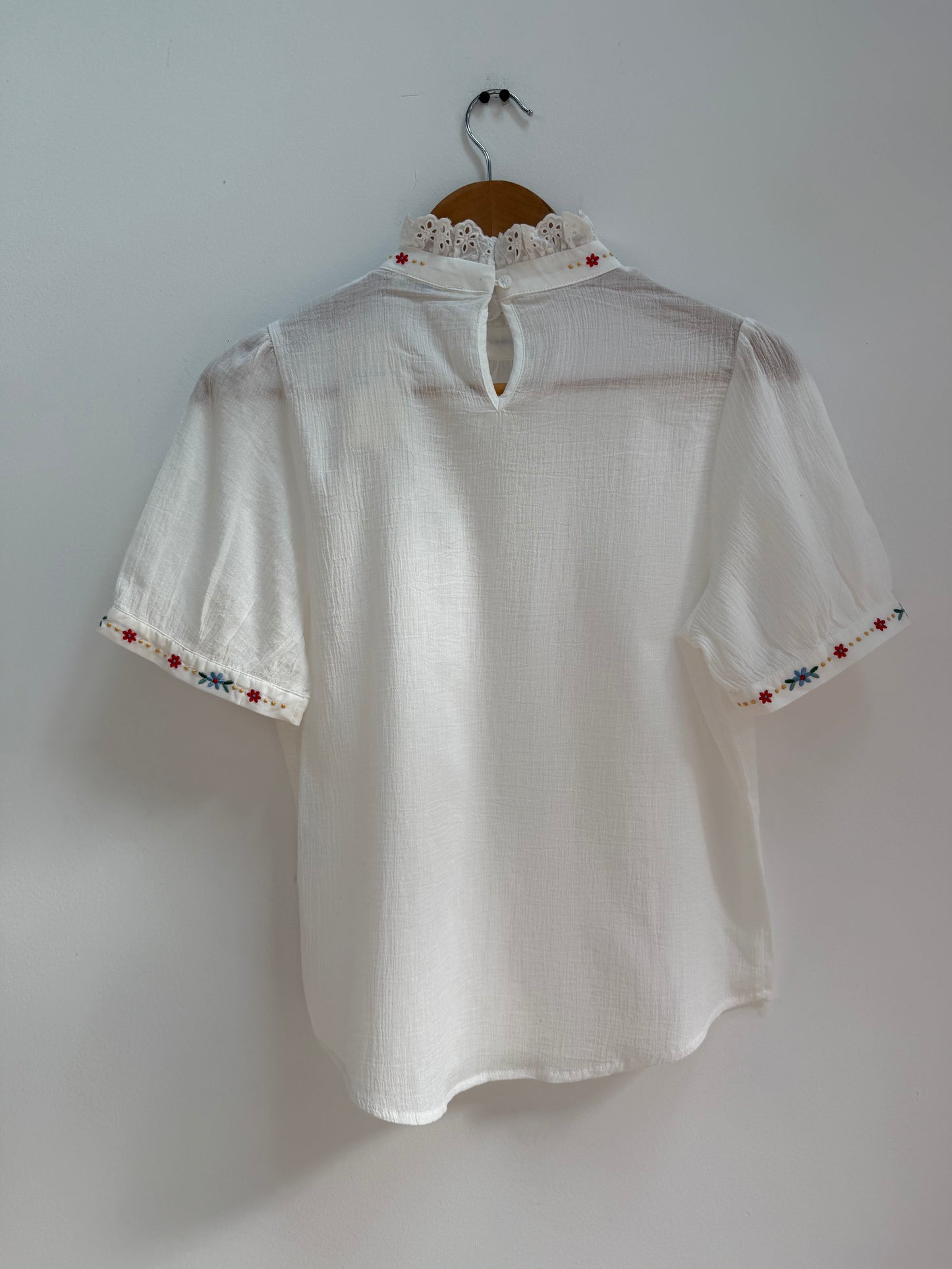 Blouse manches courtes blanche avec broderies