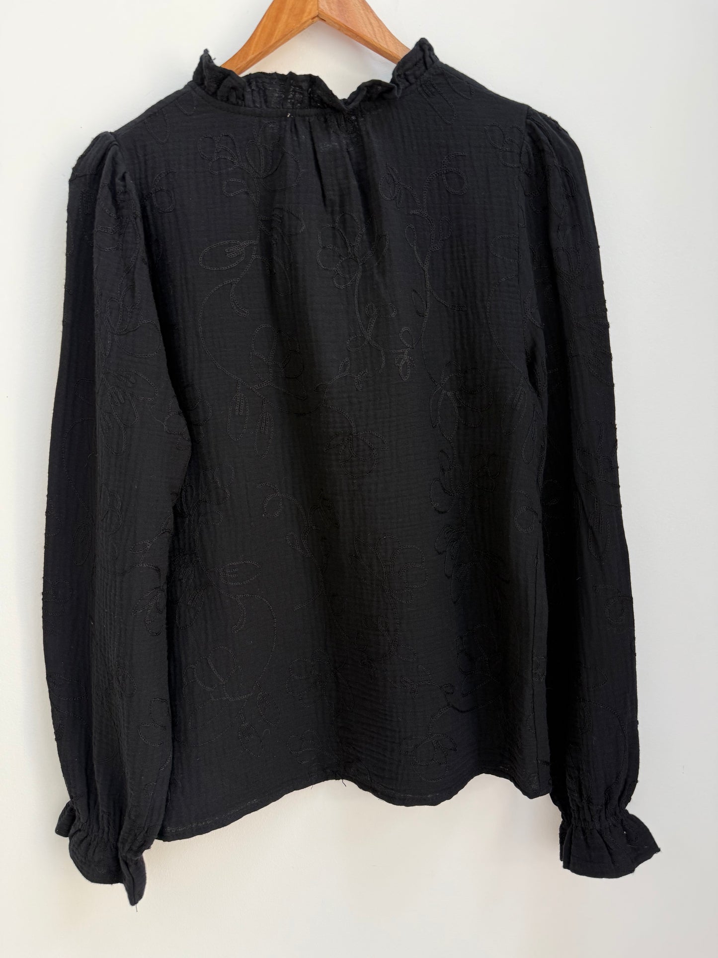 Blouse noire type gaz de coton avec motifs