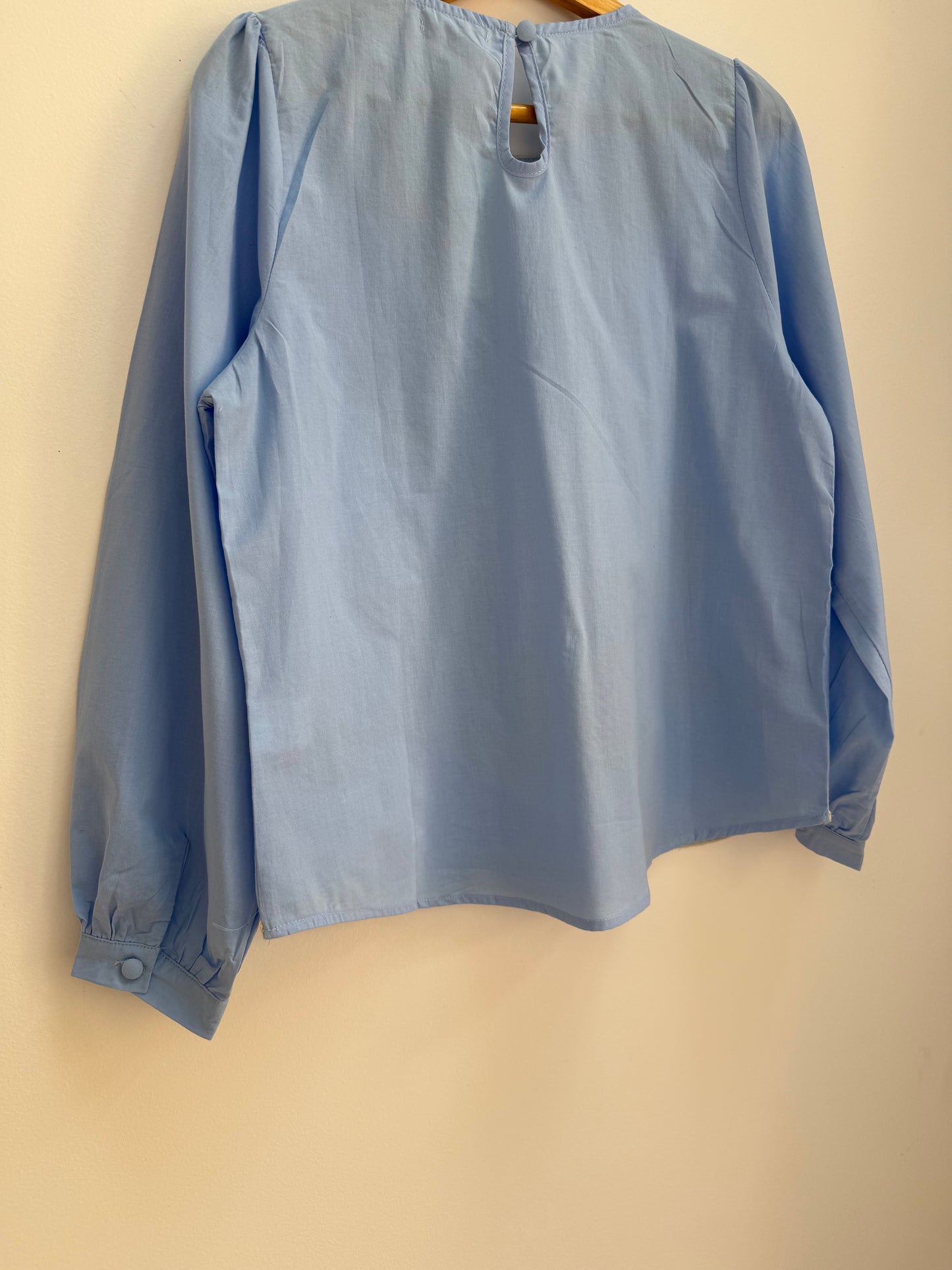 Blouse bleue claire avec motifs
