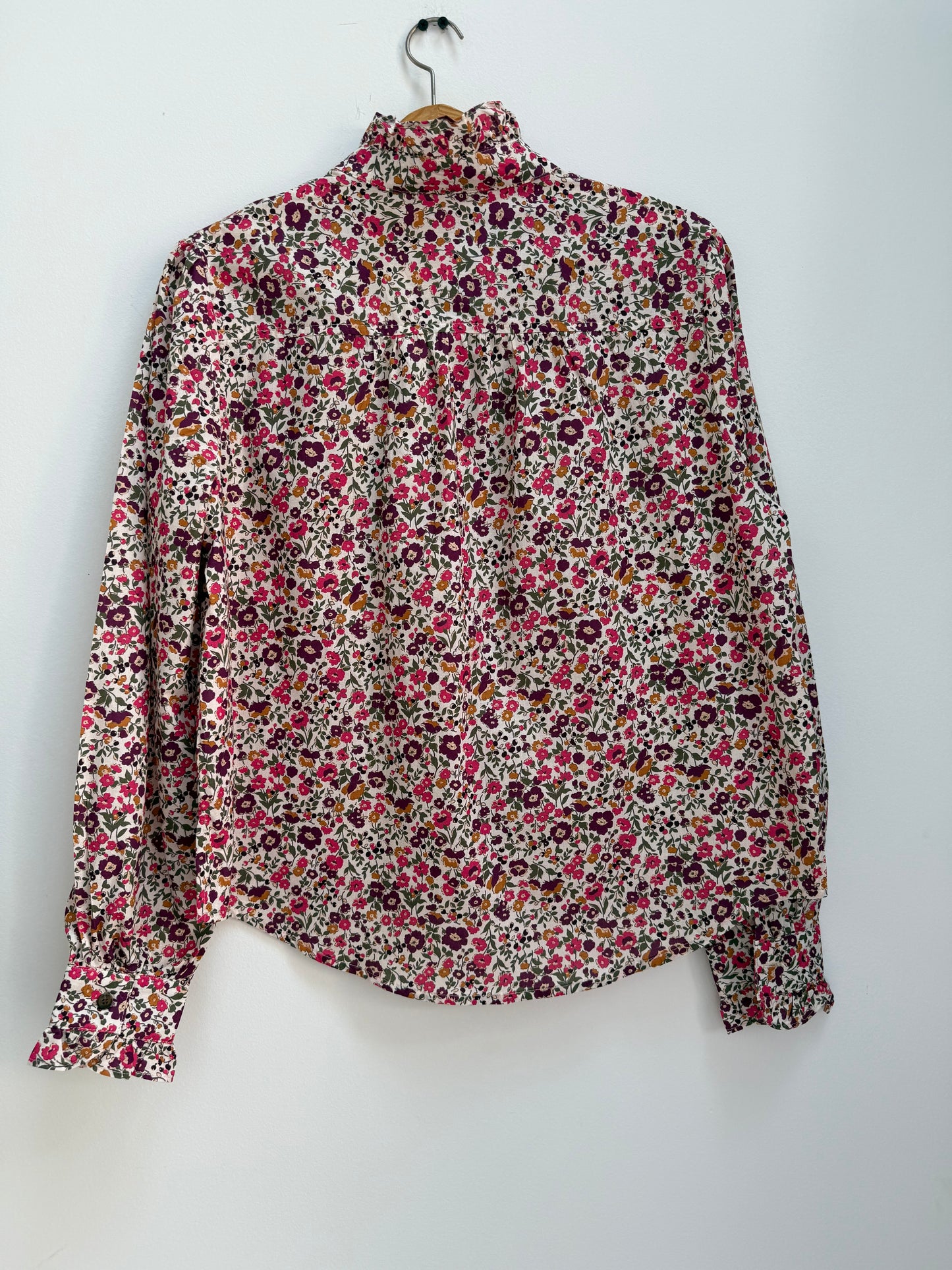 Chemise imprimé floral et froufrous