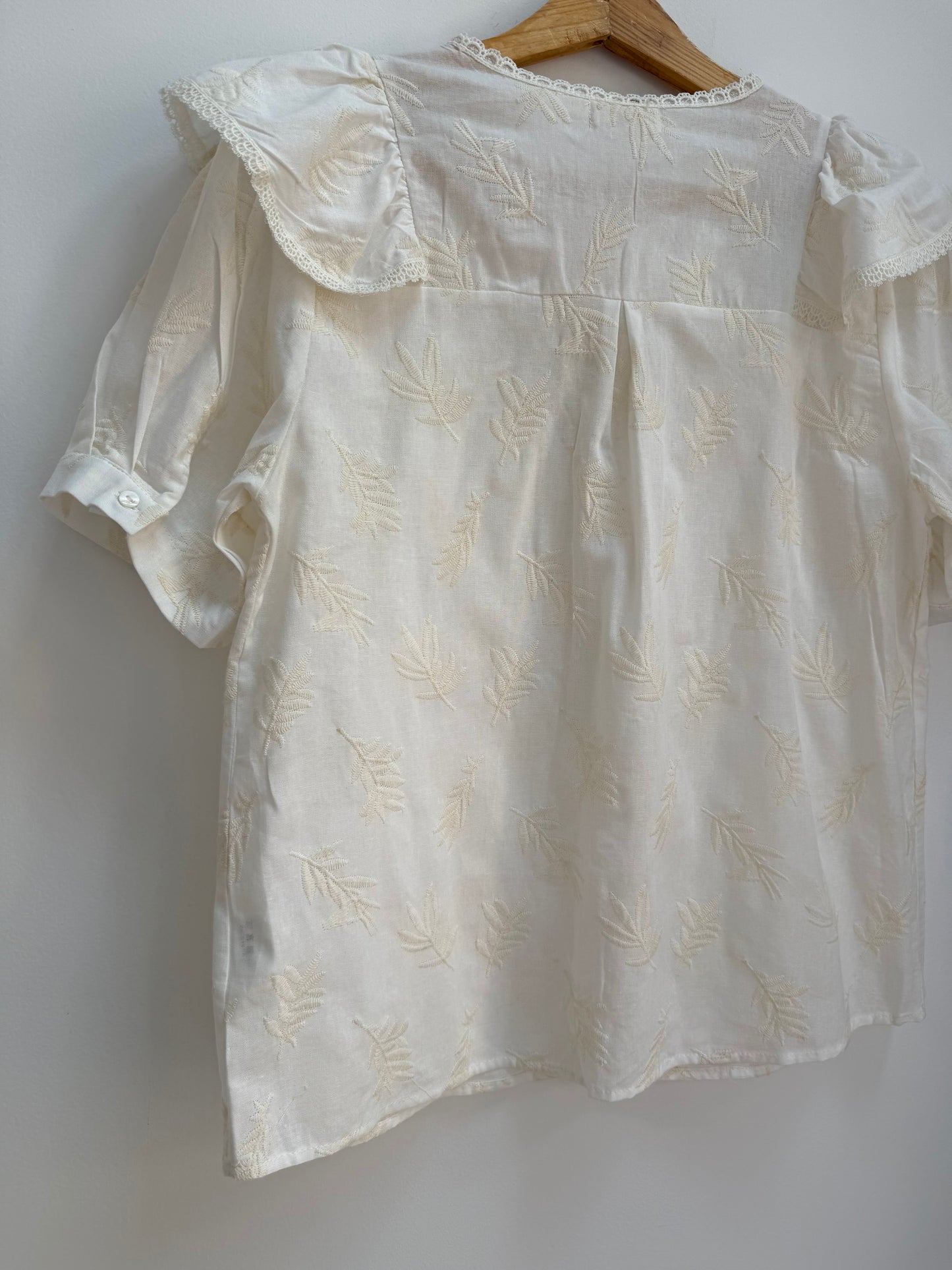 Chemise crème manches courtes avec volants et motifs