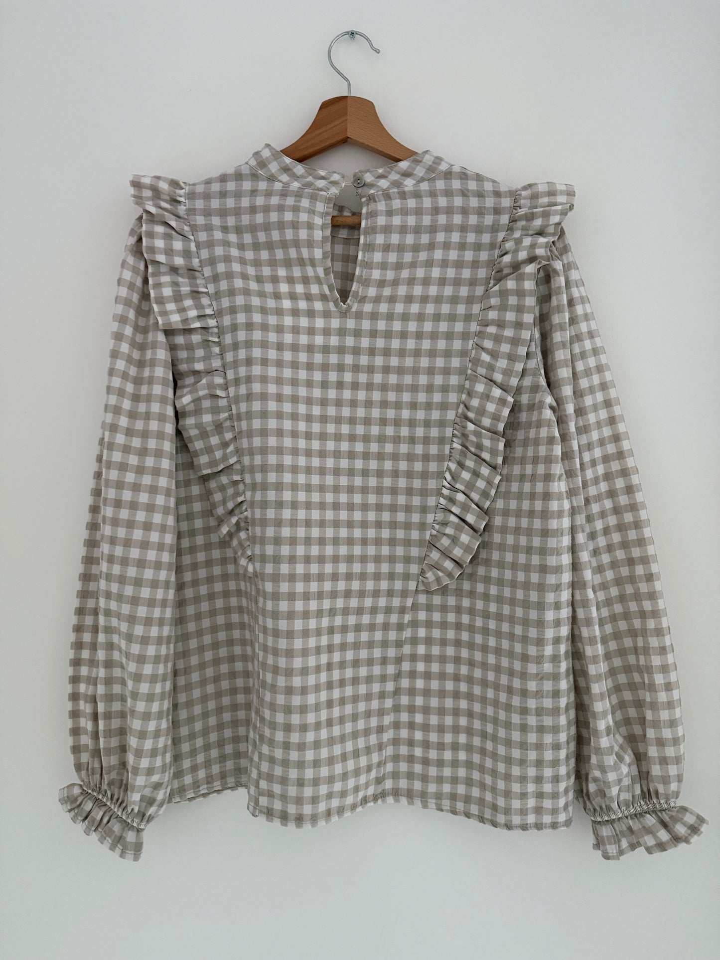 Blouse vichy beige et blanche avec froufrous