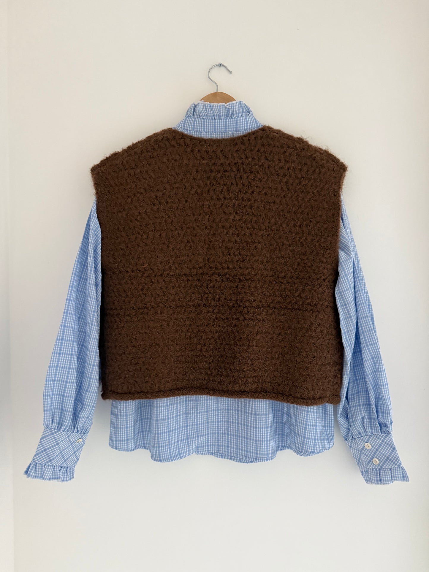 Pull sans manches chocolat avec boutons dorés