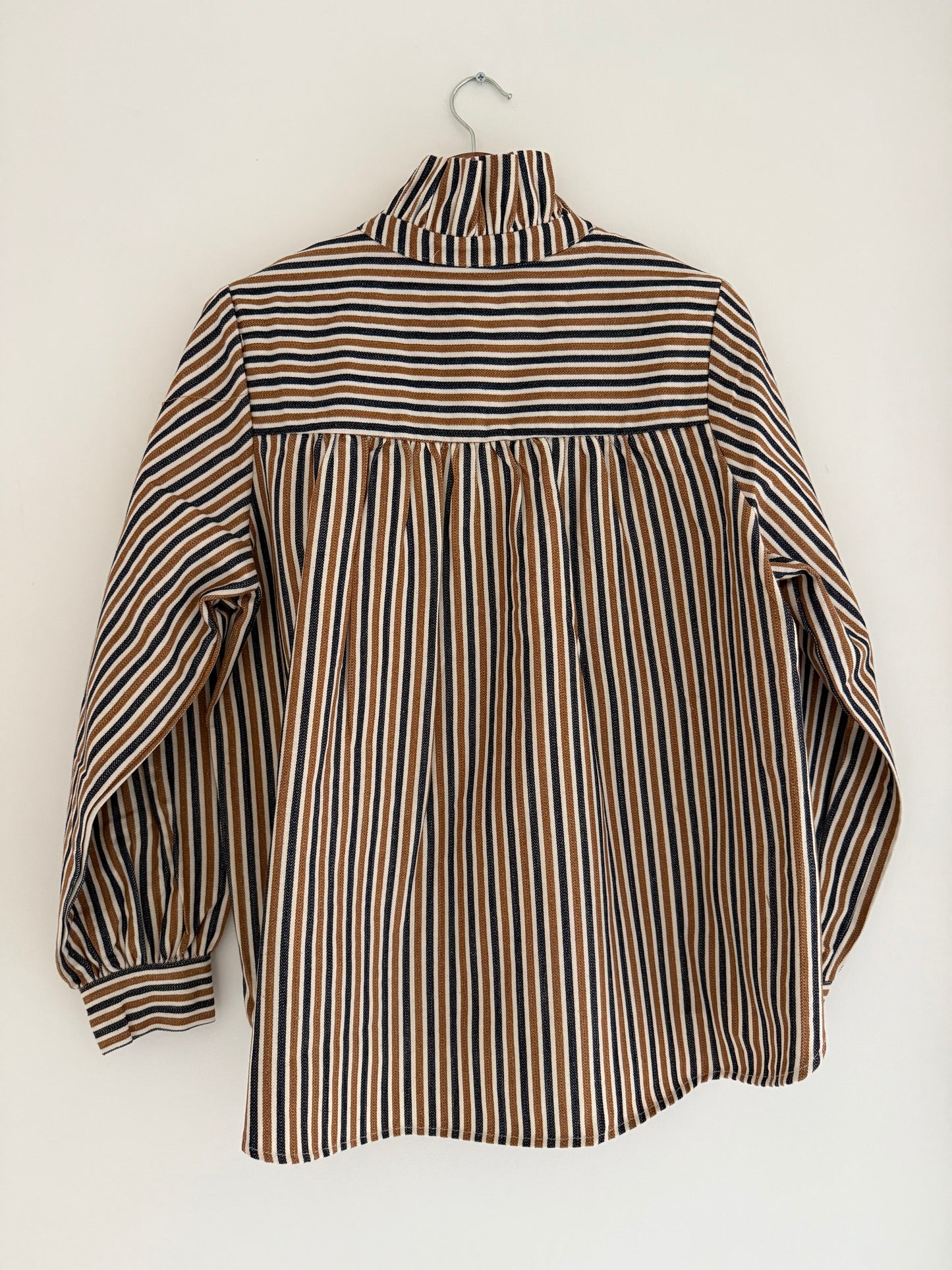 Sur chemise en jean rayée avec grand col
