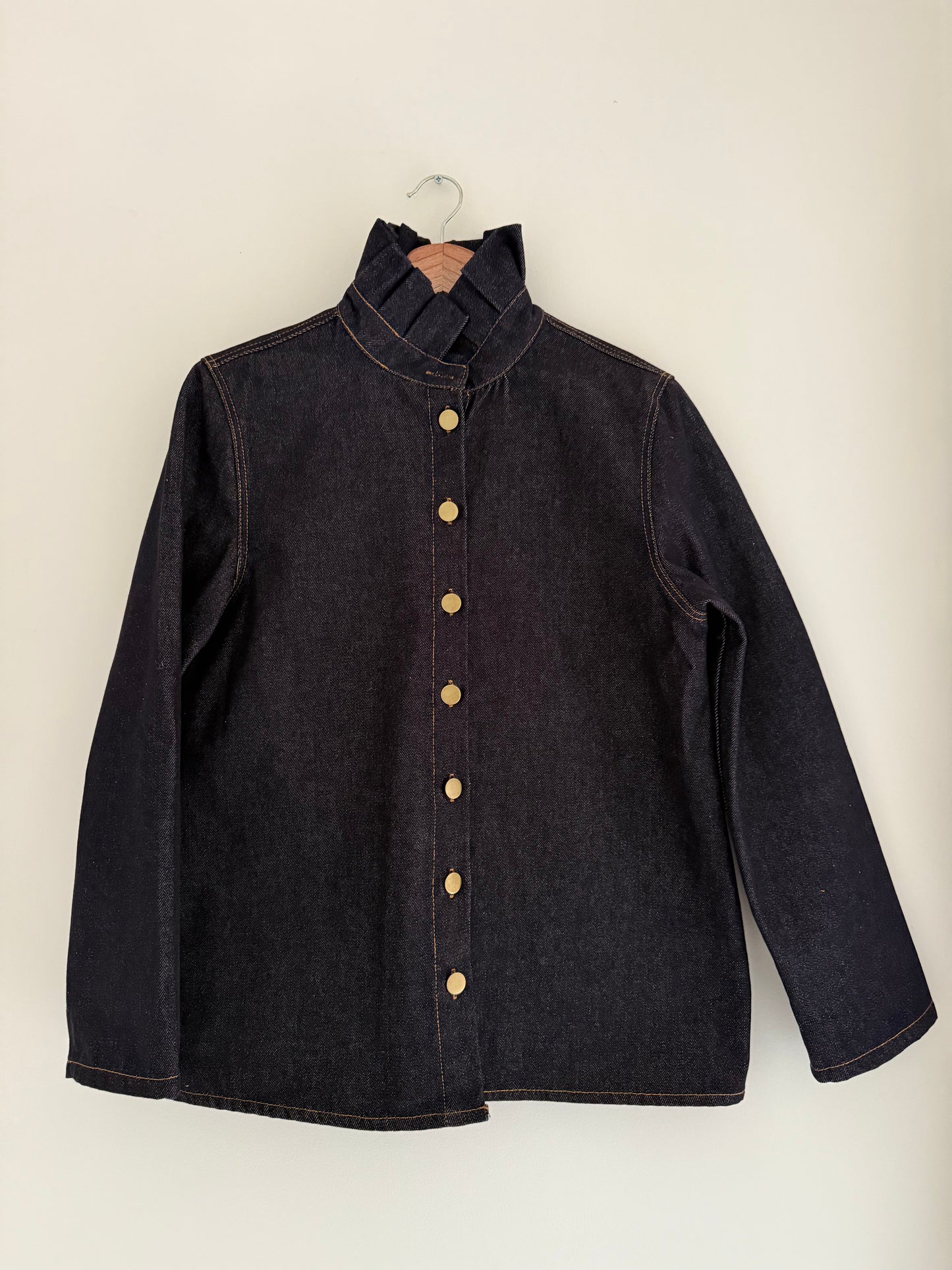 Sur chemise en jean brut avec grand col et boutons dorés
