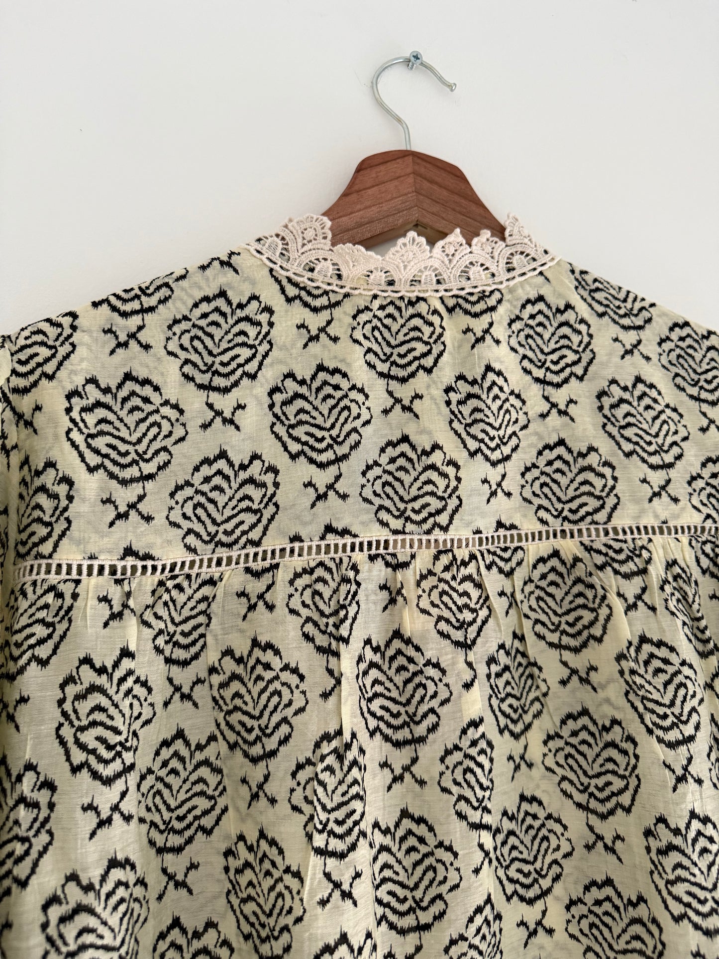 Blouse légère beige avec motifs noirs