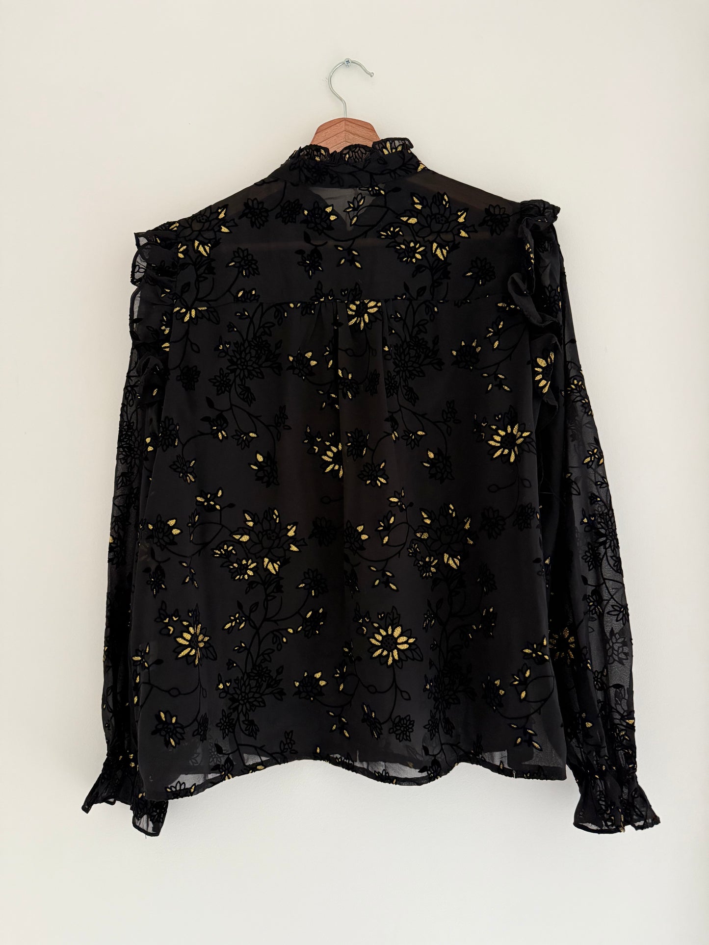 Blouse froufrous noire avec motifs en relief et détails dorés