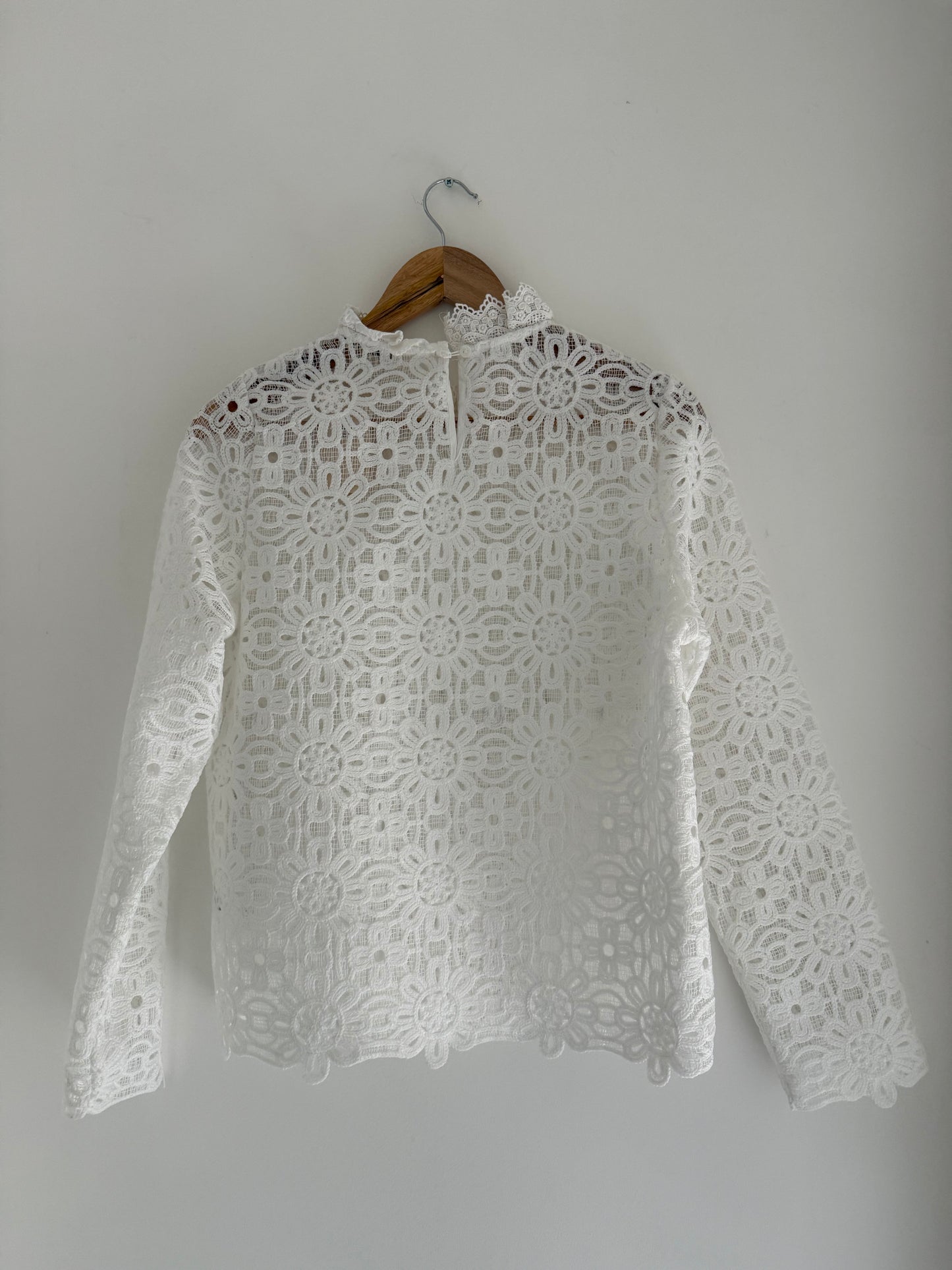 Blouse blanche type broderie épaisse