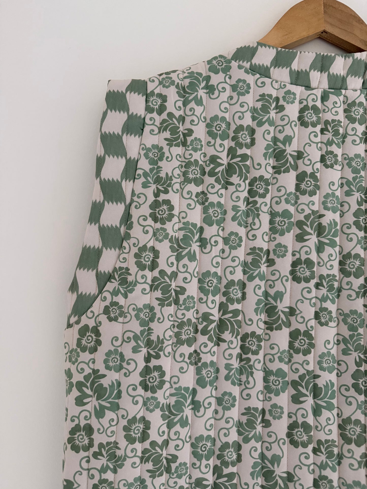 Veste sans manches matelassée avec motifs