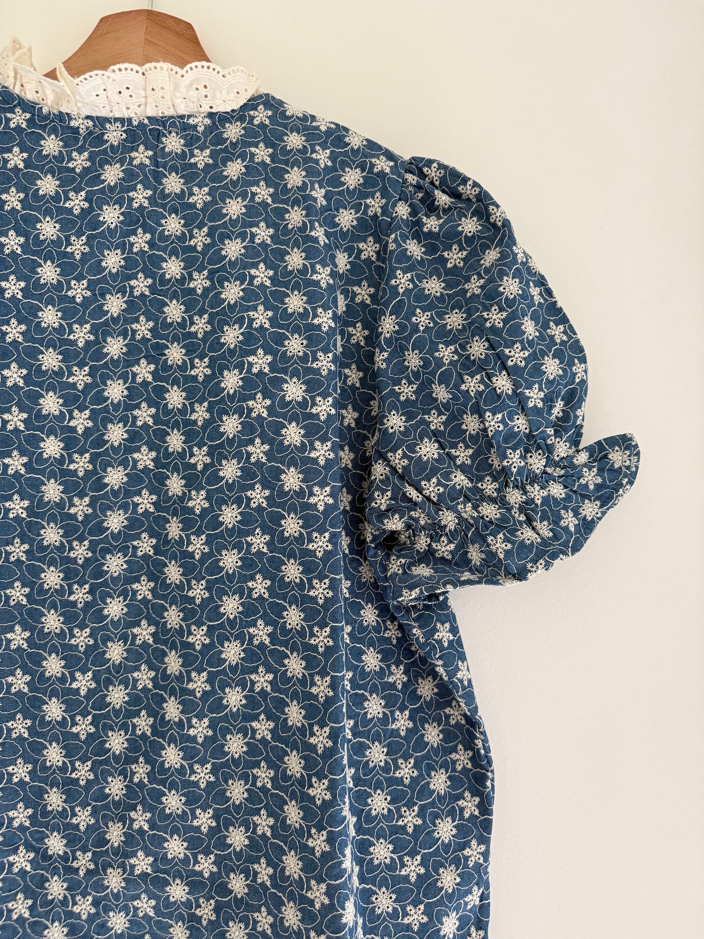 Chemise en jean manches courtes avec broderie en relief