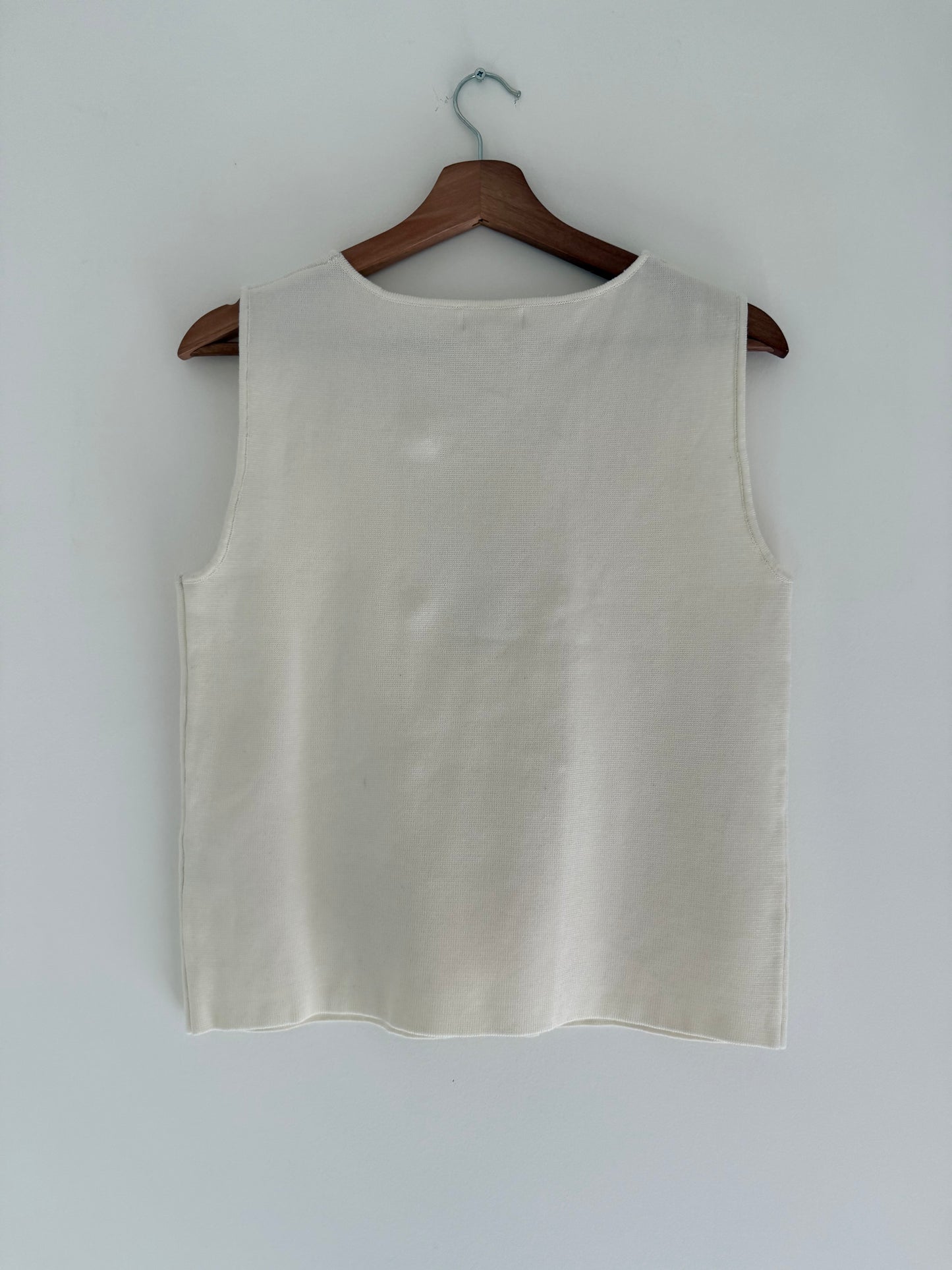 Débardeur beige avec boutons dorés