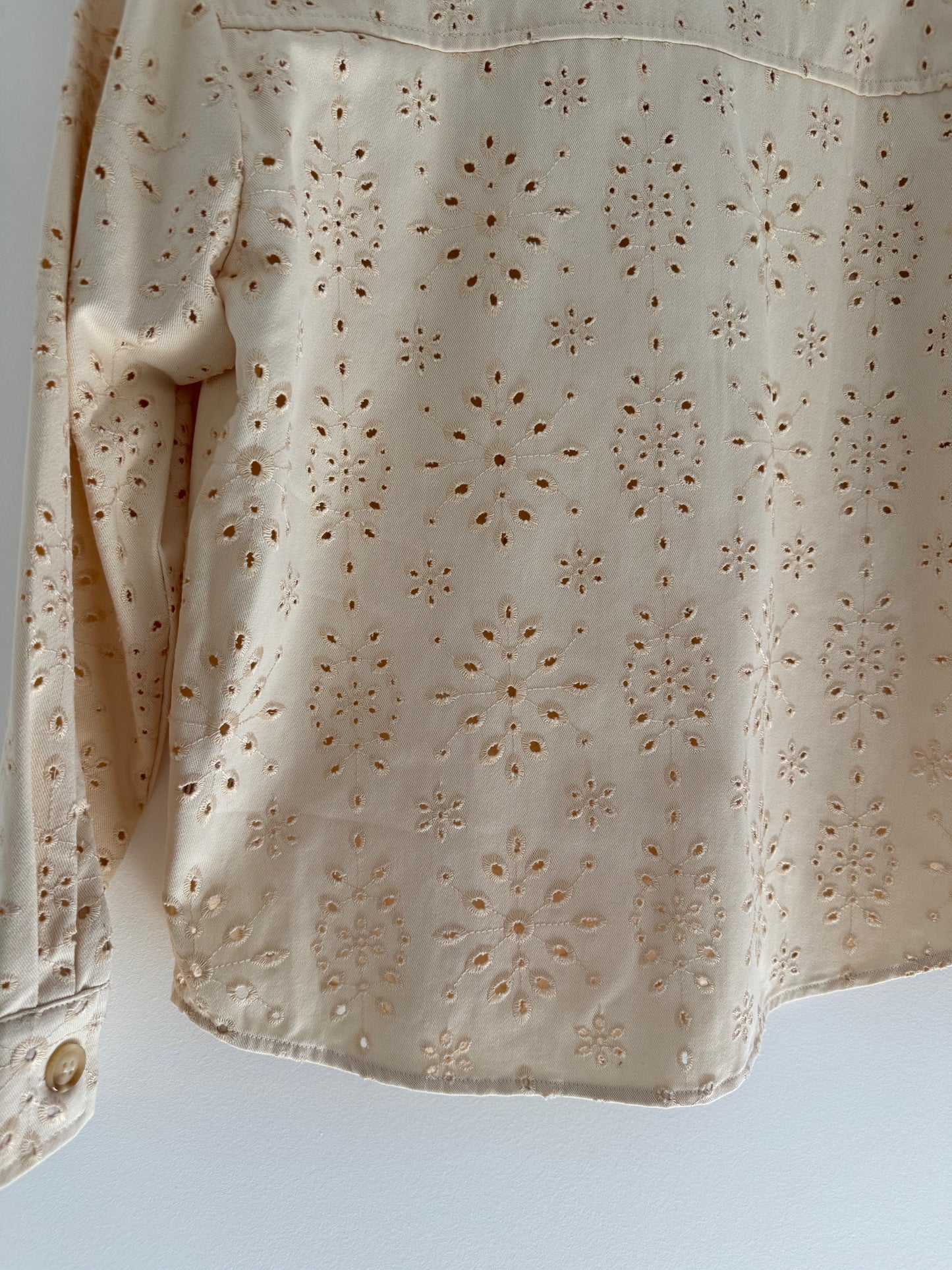 Veste chemise en jean beige avec broderies en reliefs
