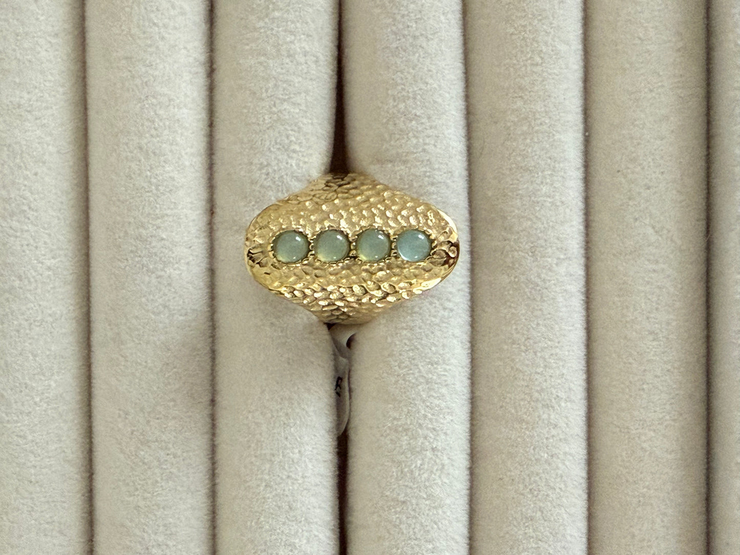 Bague fantaisie dorée martelée avec pierres grises