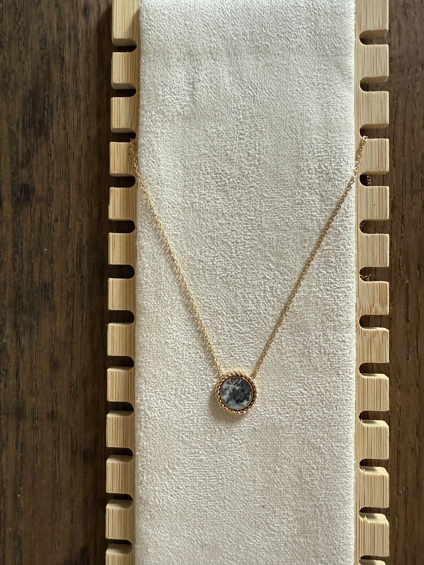 Collier fin doré avec pierre grise effet marbre