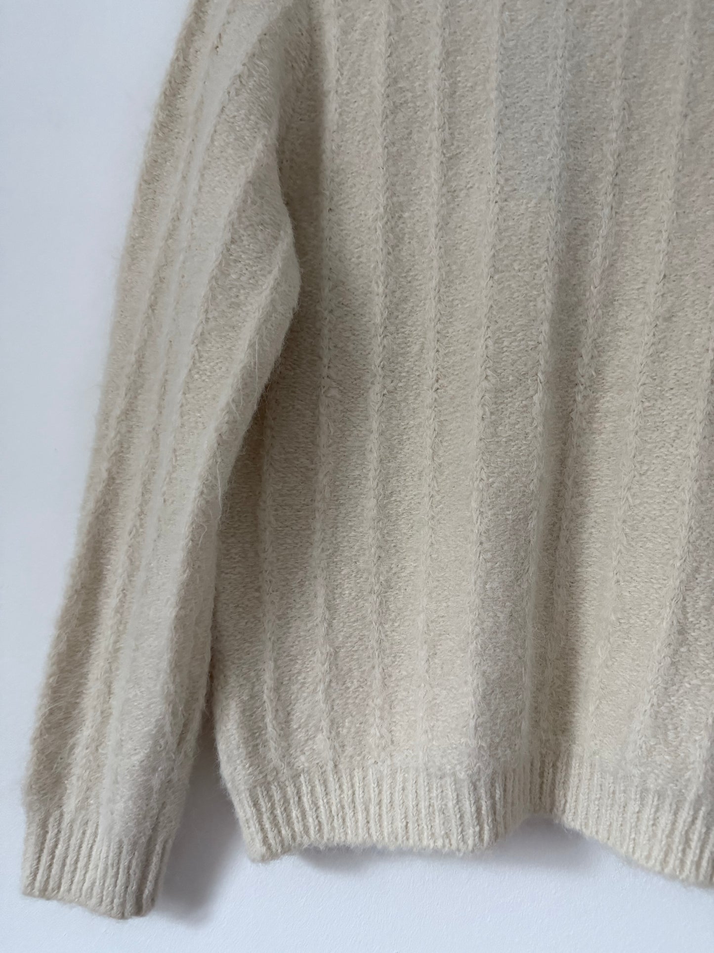 Pull effet laine avec broderie anglaise sur le col