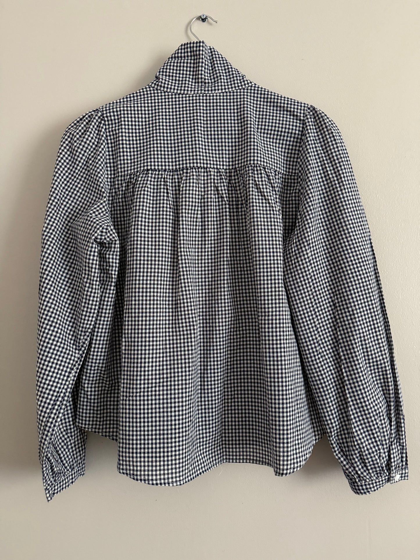 Chemise avec col lavallière vichy bleue marine et blanche