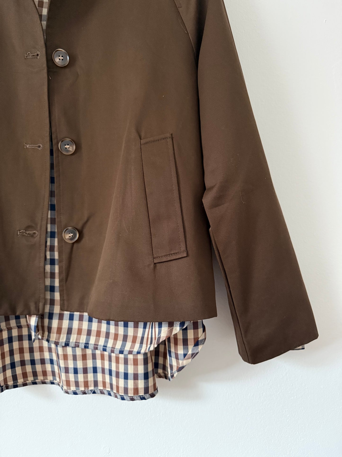 Trench court avec col chocolat et doublure à carreaux