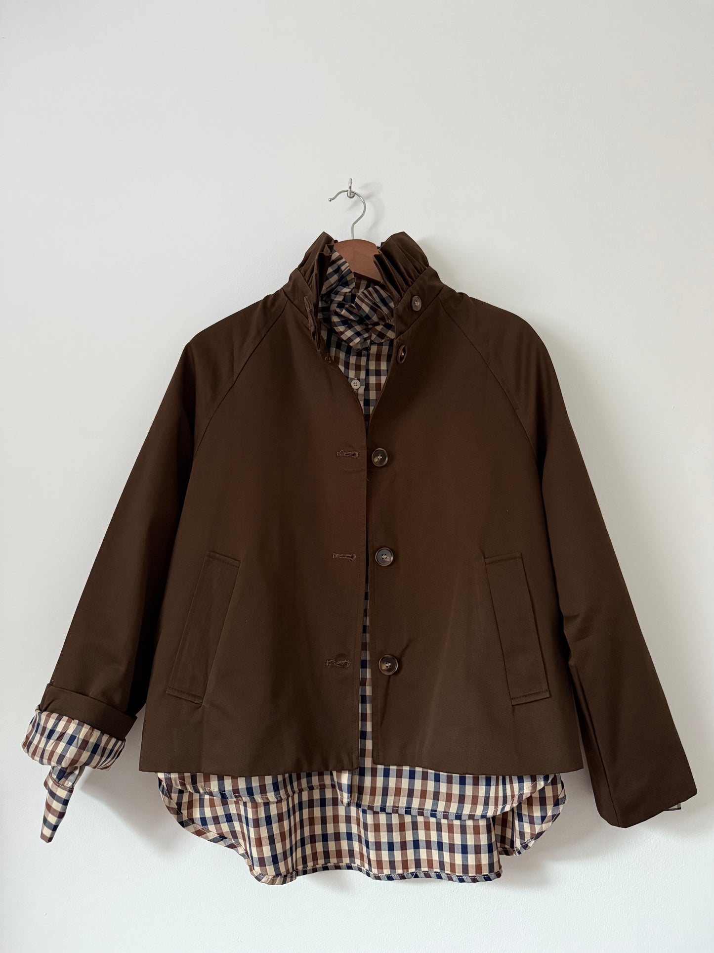 Trench court avec col chocolat et doublure à carreaux