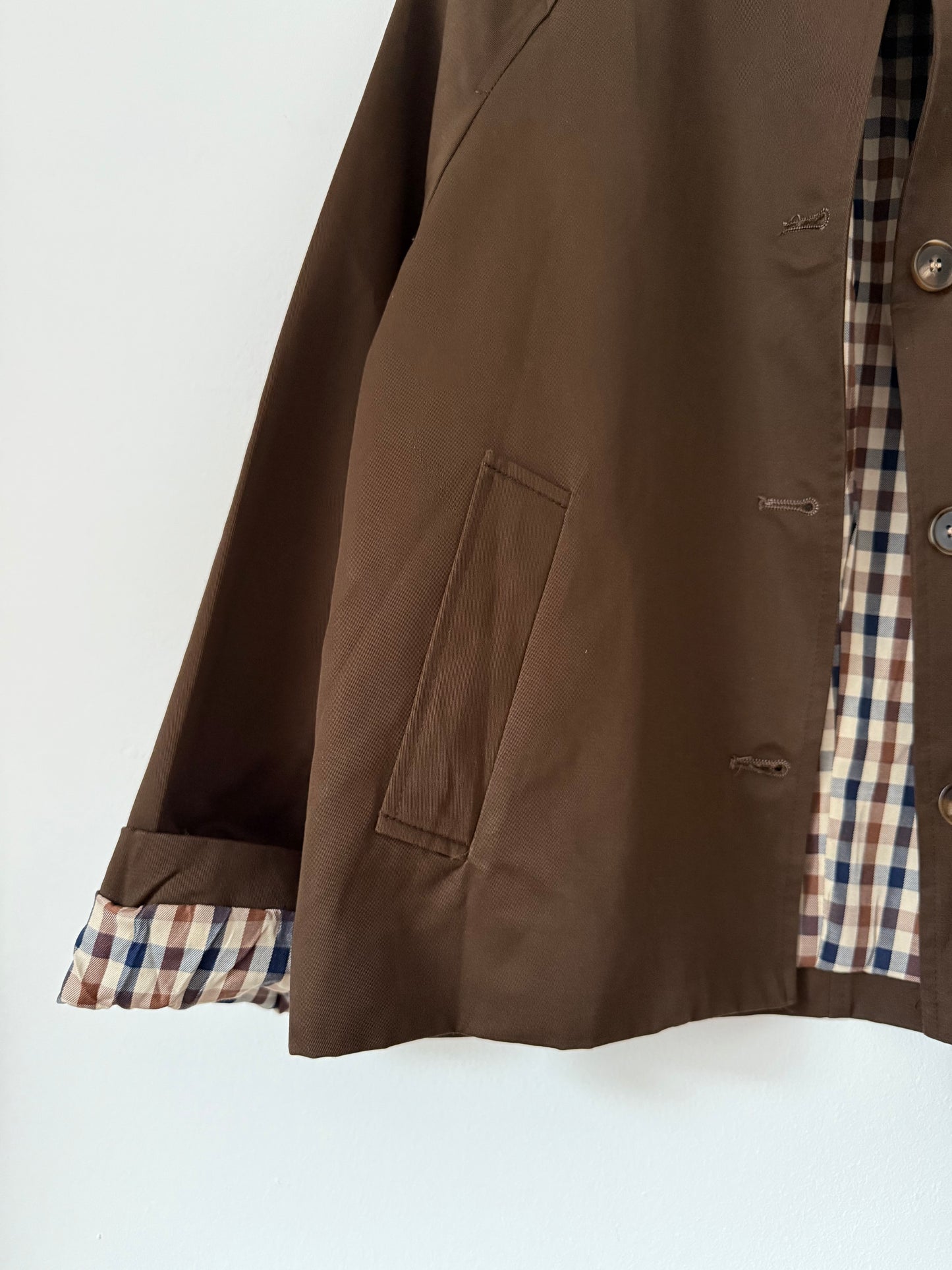 Trench court avec col chocolat et doublure à carreaux