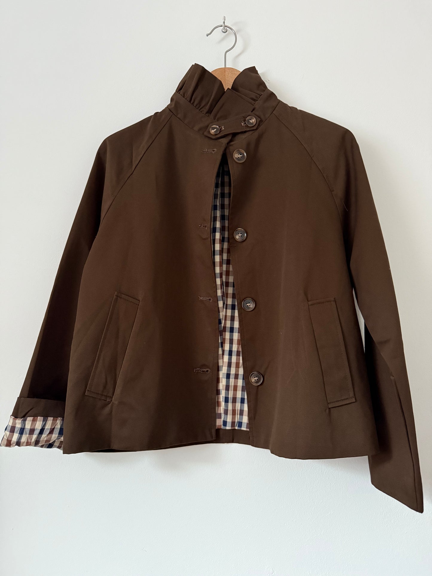 Trench court avec col chocolat et doublure à carreaux