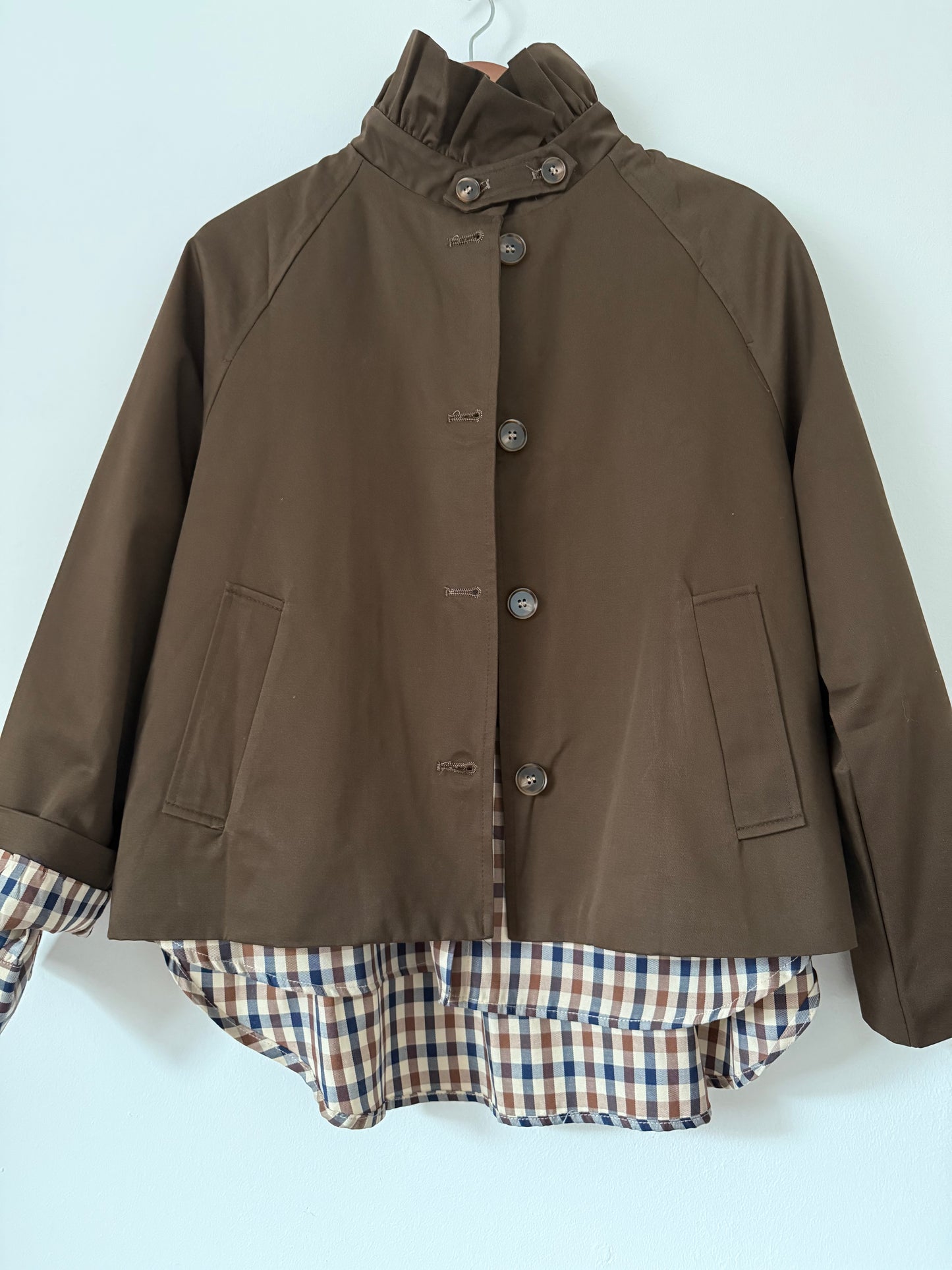 Trench court avec col chocolat et doublure à carreaux