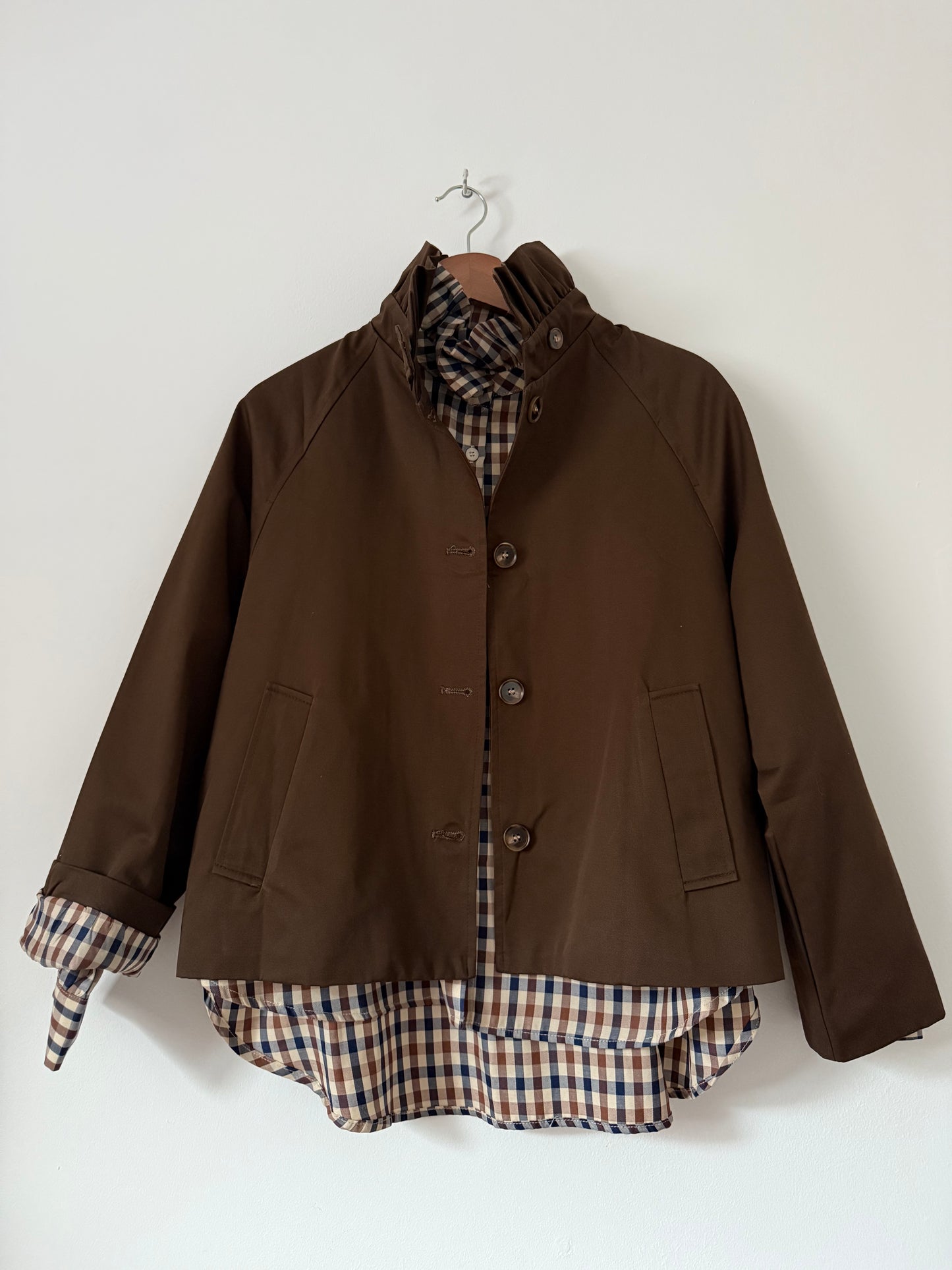 Trench court avec col chocolat et doublure à carreaux