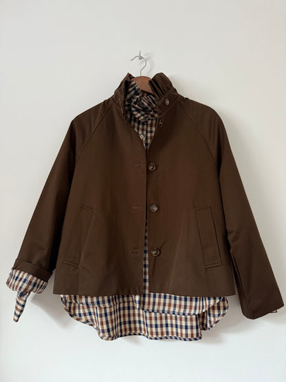 Trench court avec col chocolat et doublure à carreaux