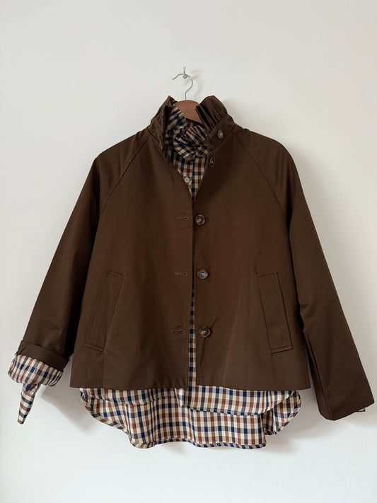 Trench court avec col chocolat et doublure à carreaux