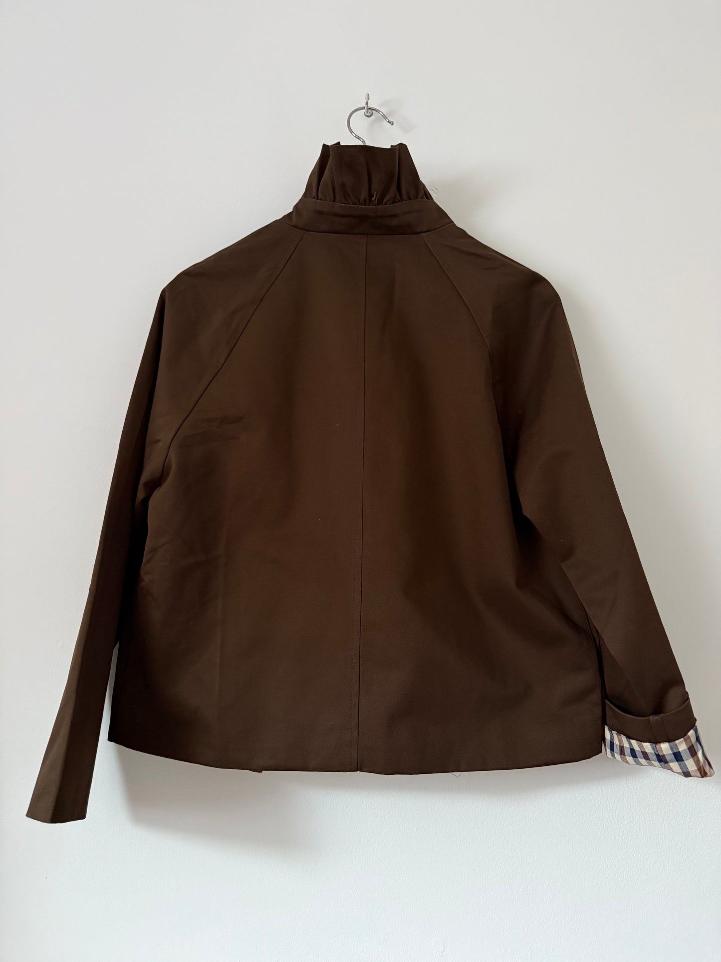 Trench court avec col chocolat et doublure à carreaux