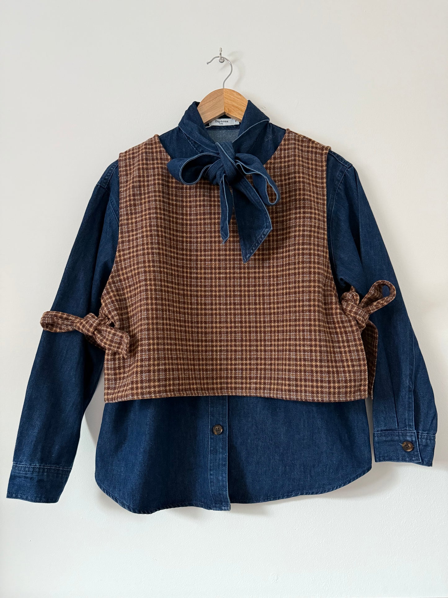 Débardeur à carreaux avec noeuds sur le côté