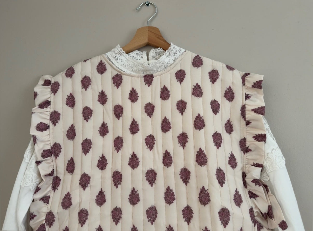 Plastron matelassé crème avec motifs violets et boutons dans le dos