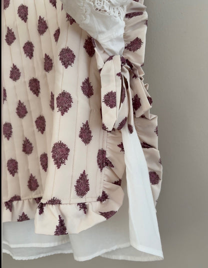 Plastron matelassé crème avec motifs violets et boutons dans le dos