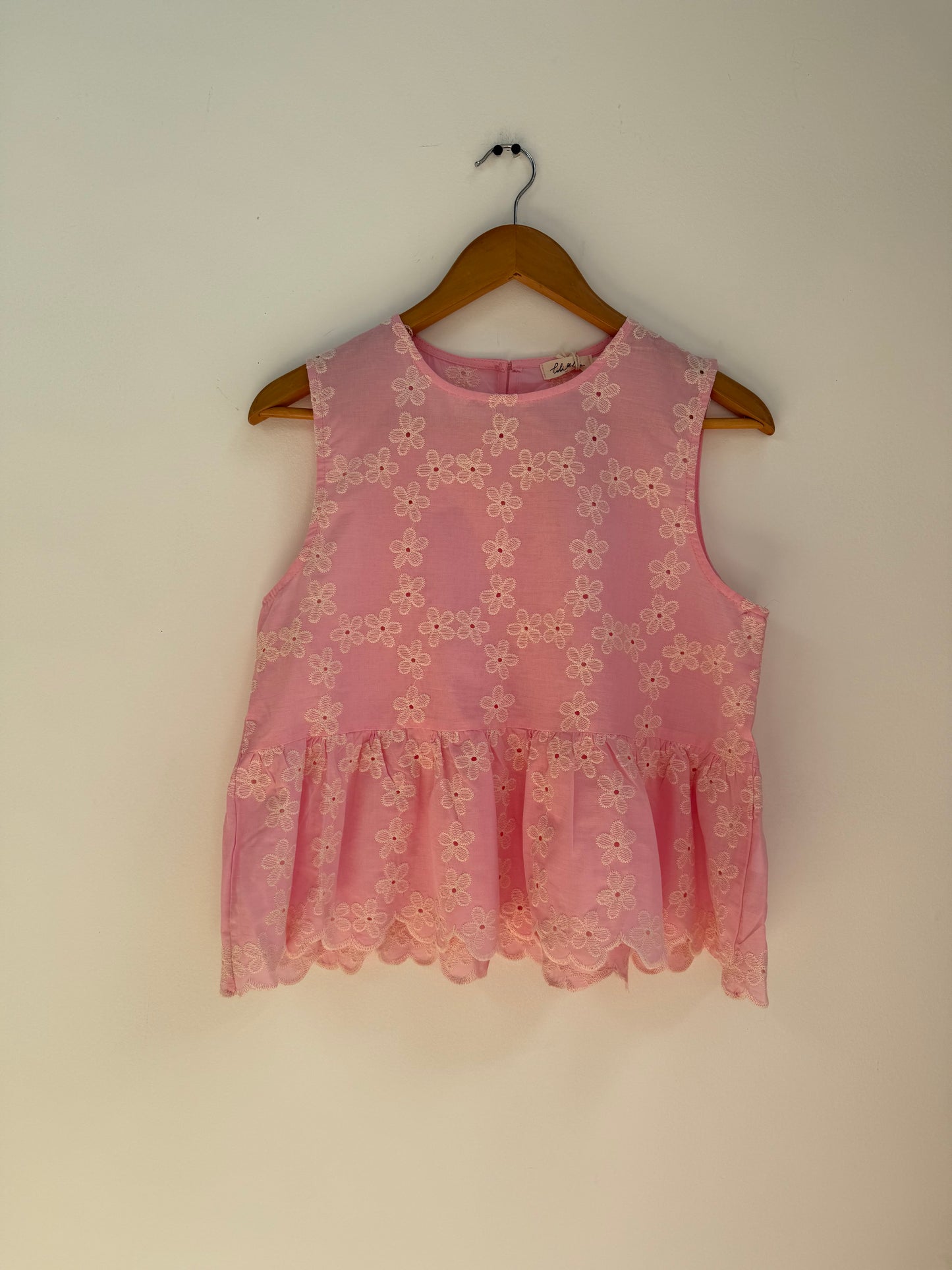 Débardeur à volants  rose avec broderies