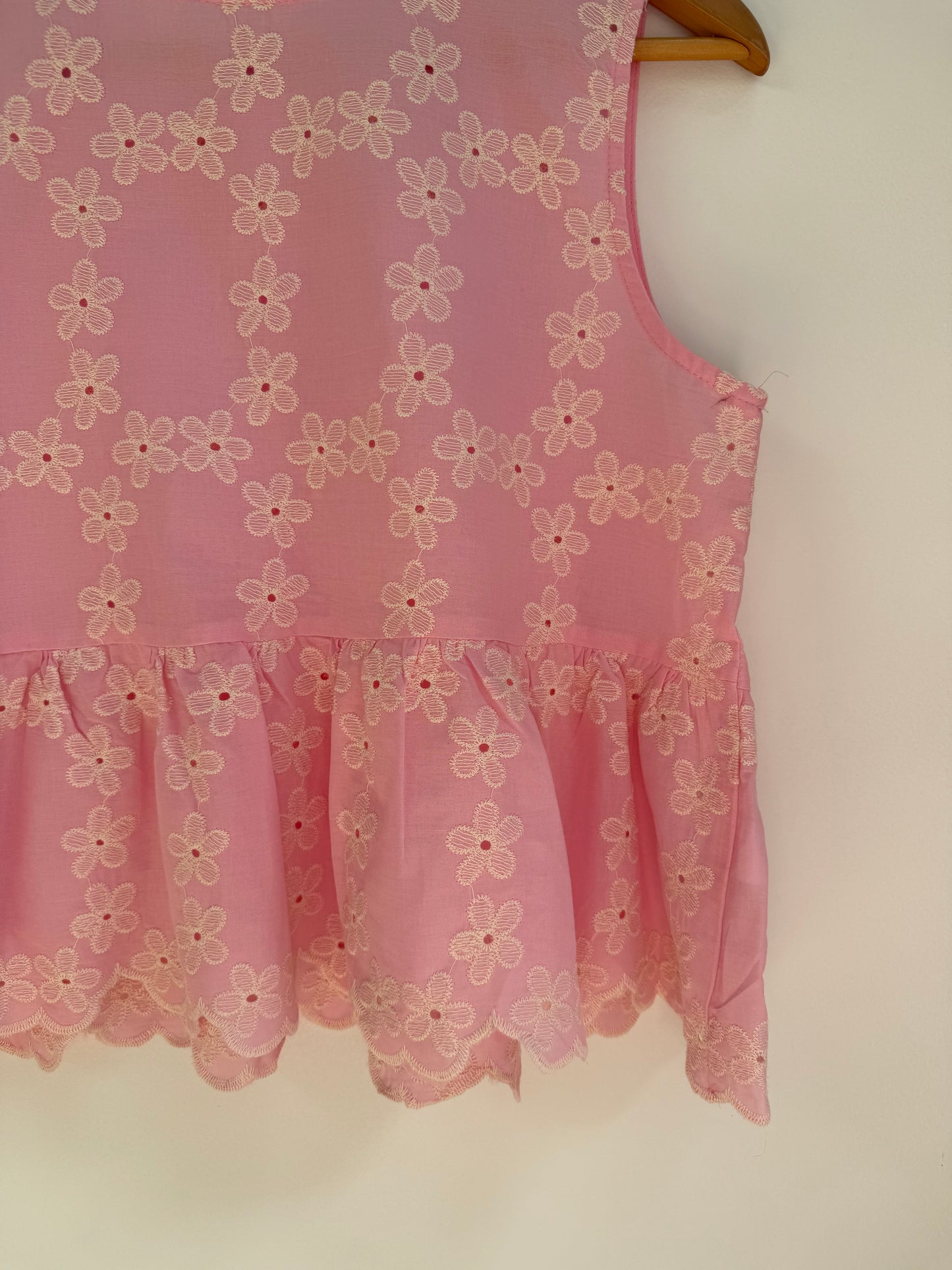 Débardeur à volants  rose avec broderies
