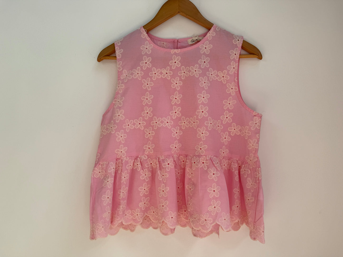 Débardeur à volants  rose avec broderies