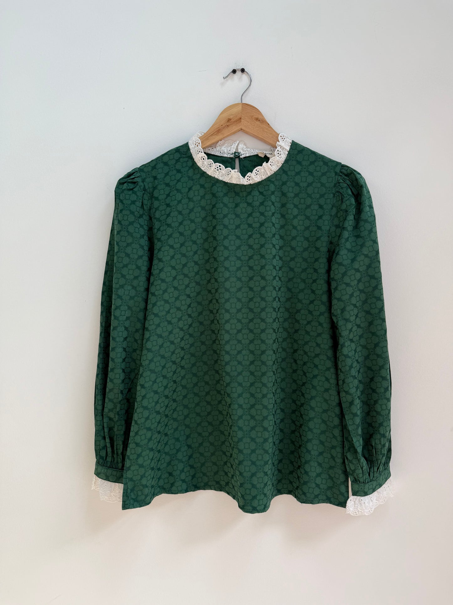 Blouse verte avec motifs et broderie anglaise sur le col et les manches