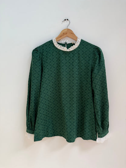 Blouse verte avec motifs et broderie anglaise sur le col et les manches
