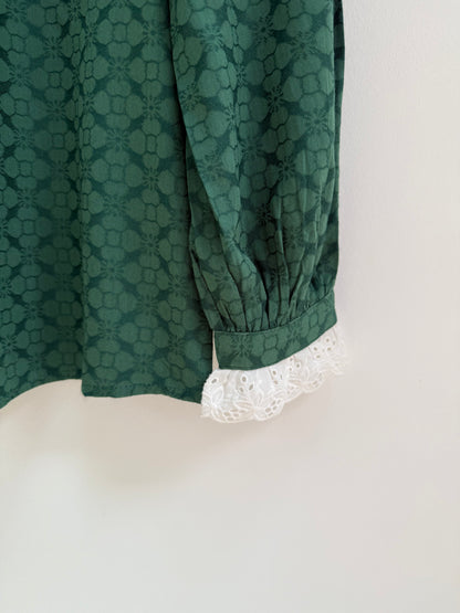 Blouse verte avec motifs et broderie anglaise sur le col et les manches