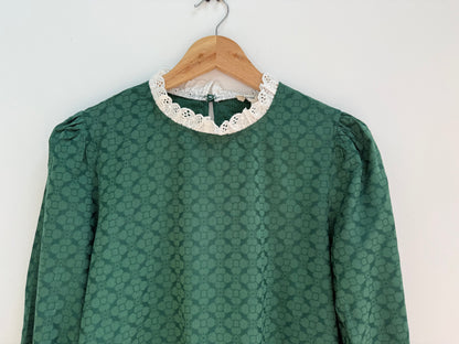 Blouse verte avec motifs et broderie anglaise sur le col et les manches