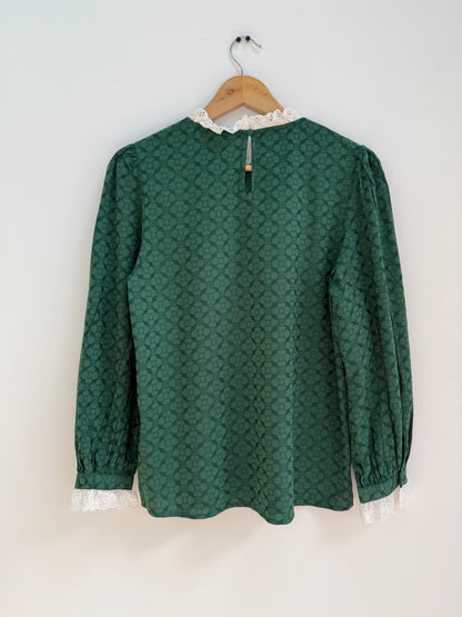 Blouse verte avec motifs et broderie anglaise sur le col et les manches