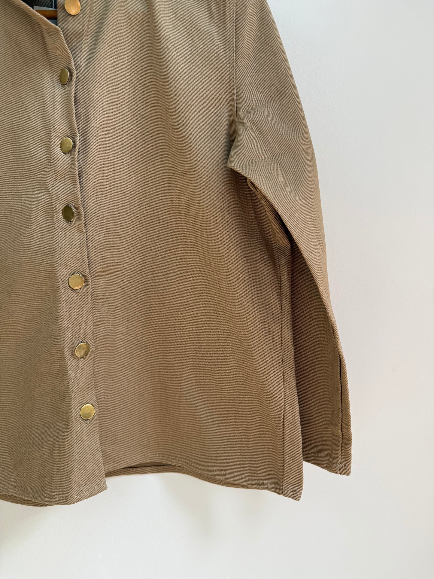 Sur chemise avec grand col beige