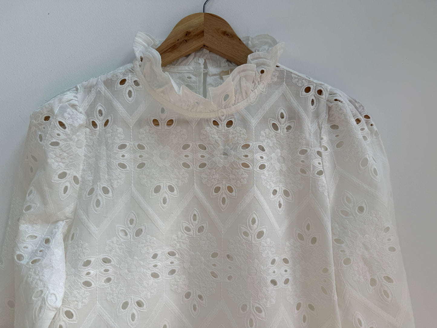 Blouse blanche type broderie