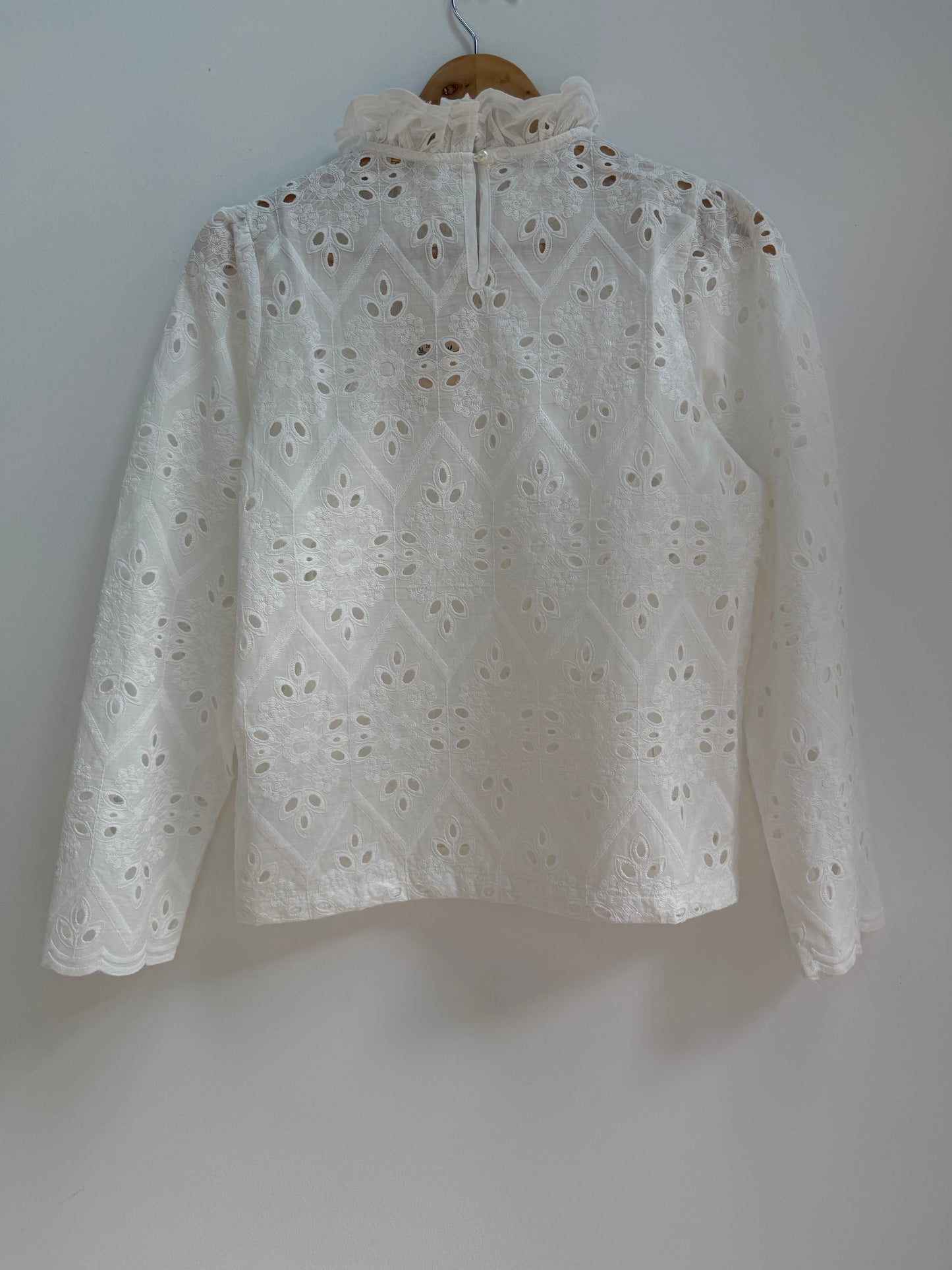 Blouse blanche type broderie