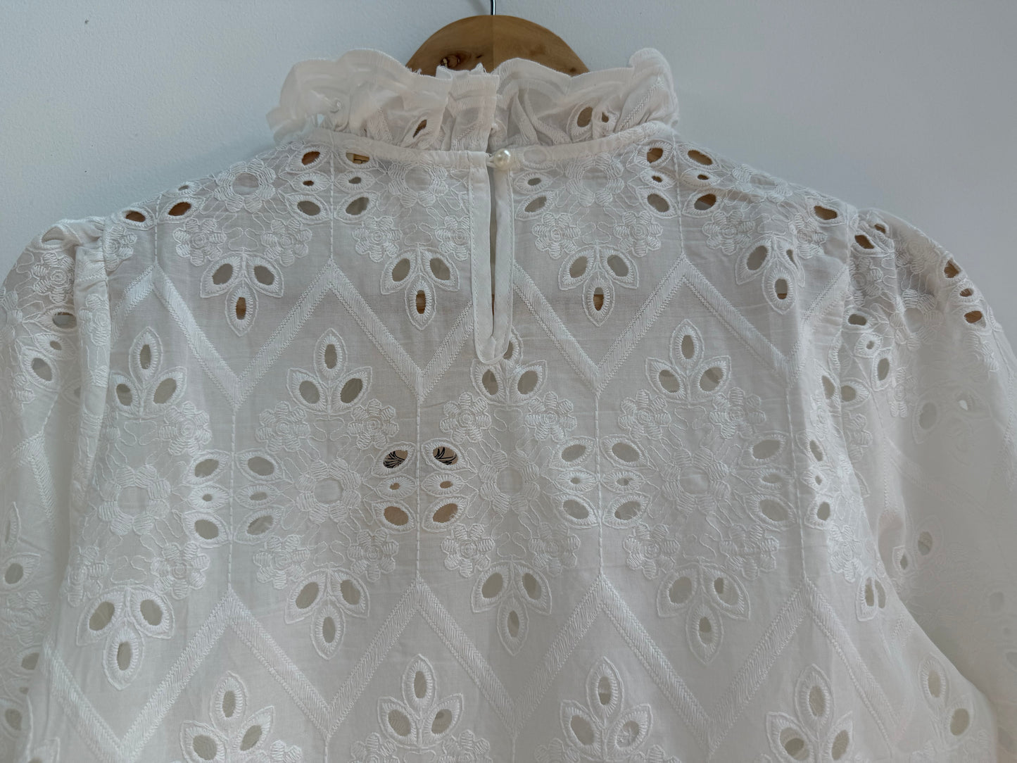 Blouse blanche type broderie