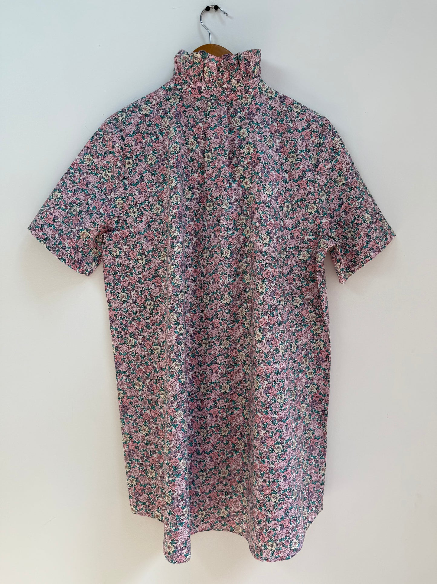Robe avec grand col imprimé floral lilas