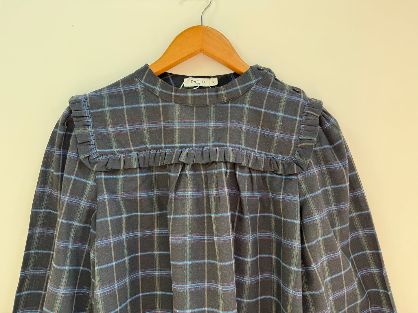 Blouse à carreaux et volants